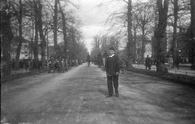 830976 Afbeelding van een jongen op de Maliebaan te Utrecht, tijdens een militaire parade, waarschijnlijk ter ...